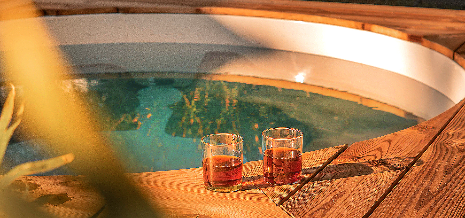 CLD porto vecchio jacuzzi bois deux verres